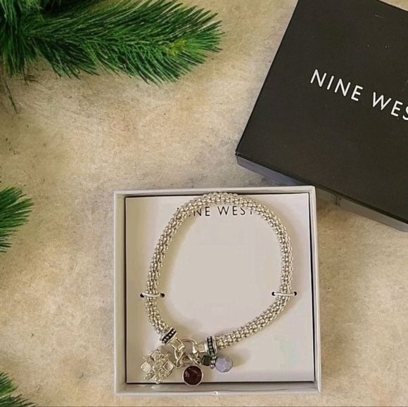 Nine West Present Charm Beaded Charms Silver Tone  Stretch Holiday Bracelet NIB - Picture 1 of 5